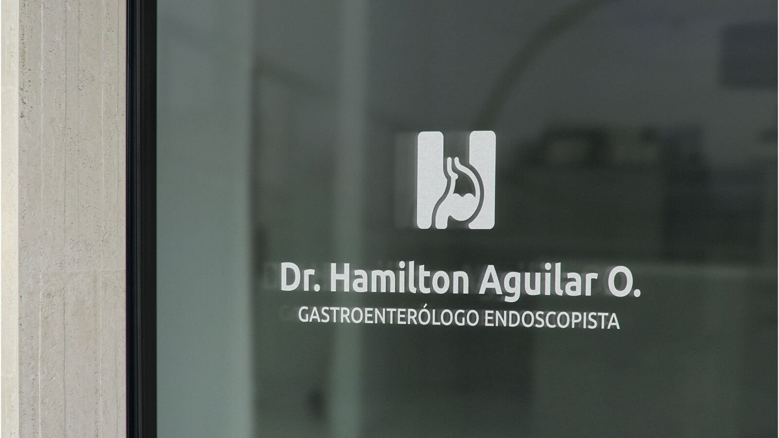 Dr. Hamilton Aguilar — pieza 15