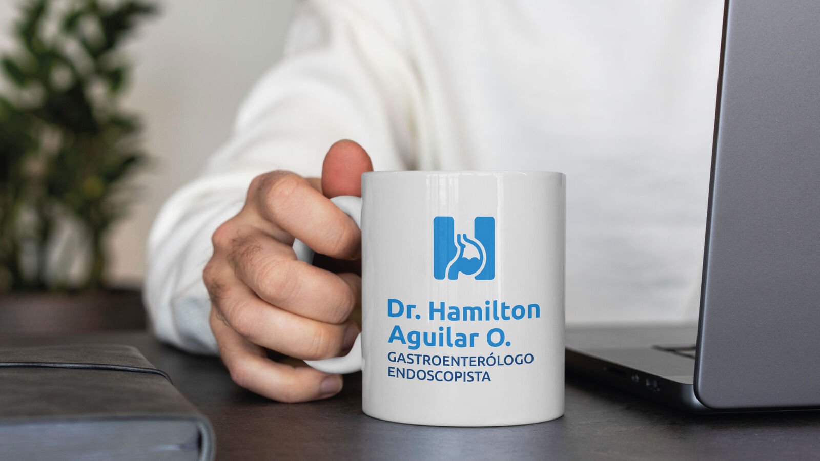 Dr. Hamilton Aguilar — pieza 17