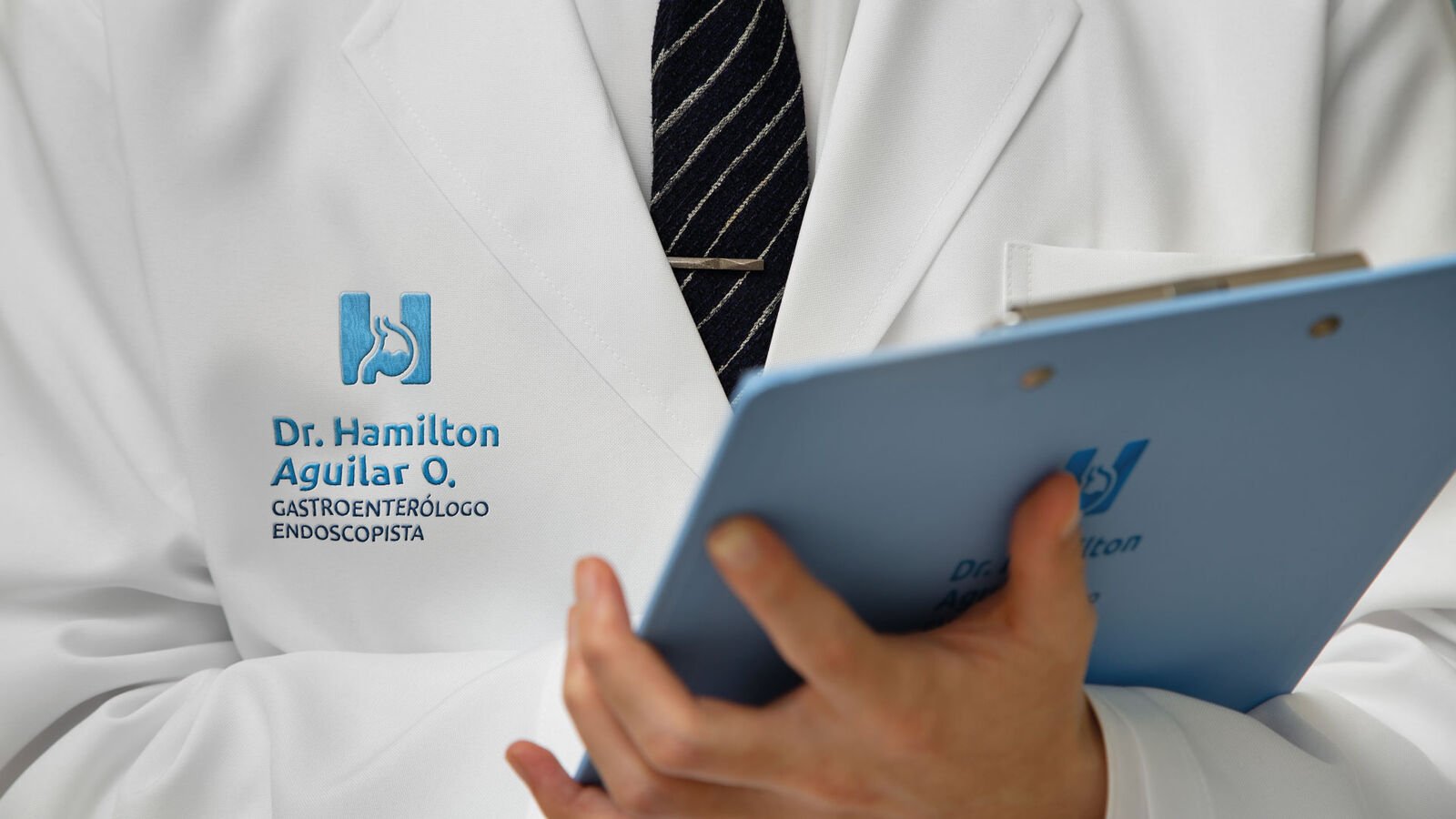 Dr. Hamilton Aguilar — pieza 19